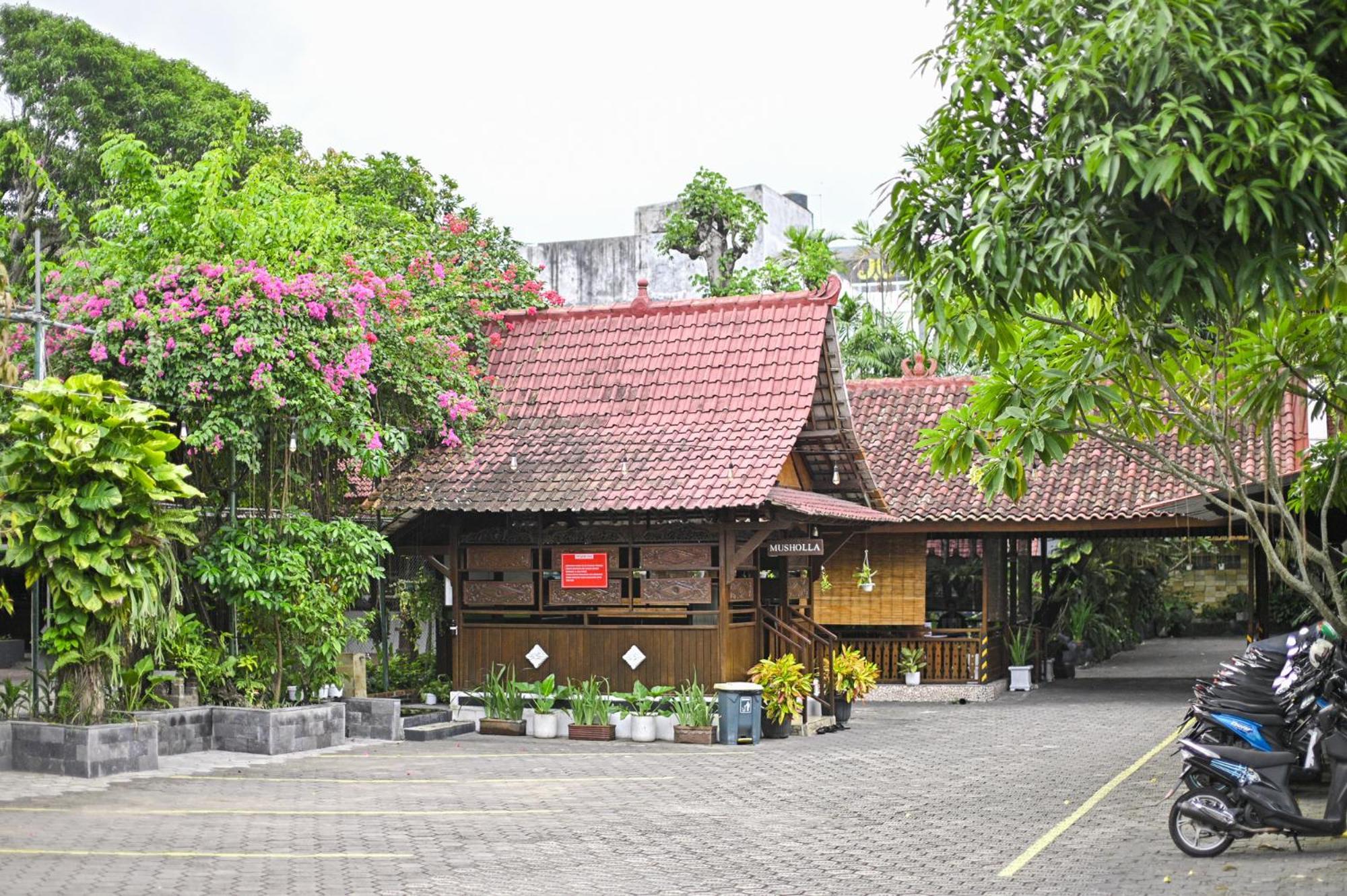 Paku Mas Hotel Maguwo Exterior photo