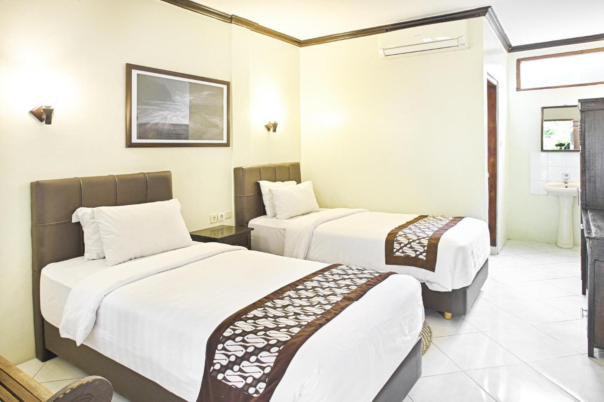 Paku Mas Hotel Maguwo Exterior photo